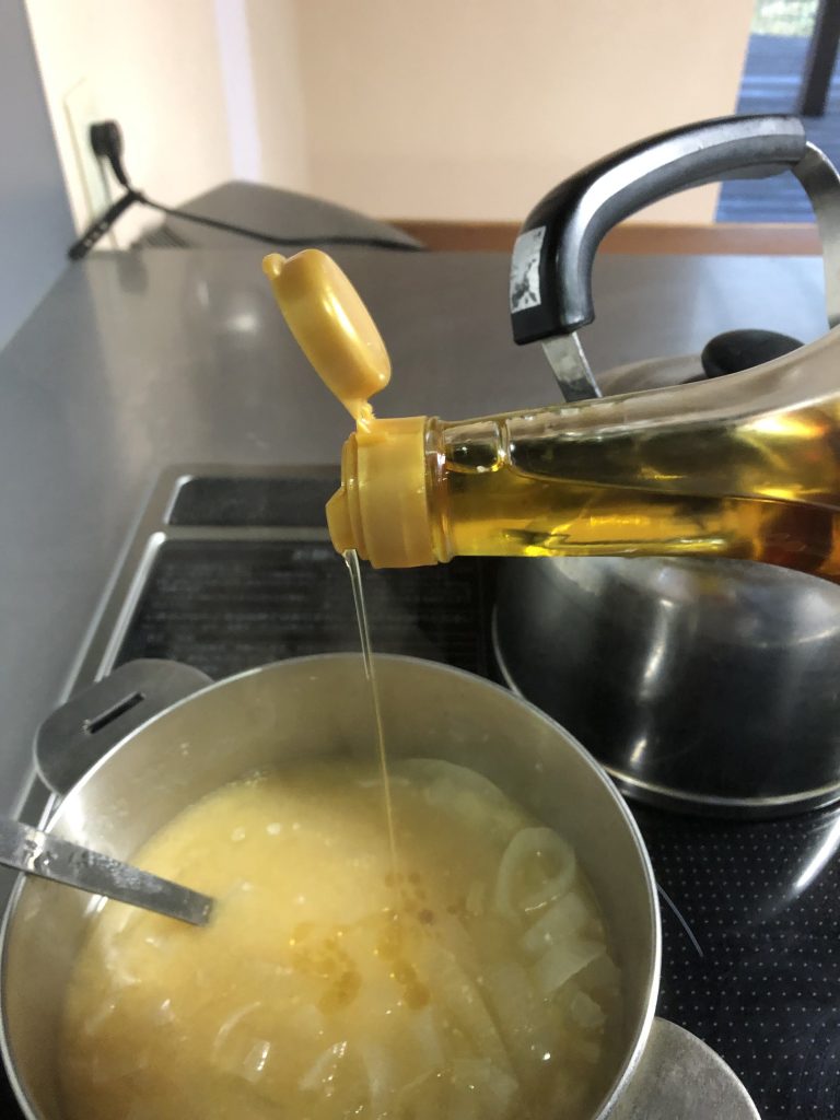 お味噌汁と金ごま油