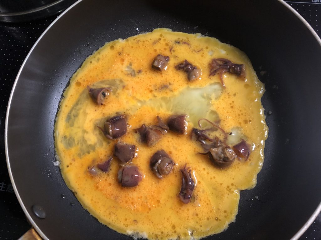 フライパンと卵料理